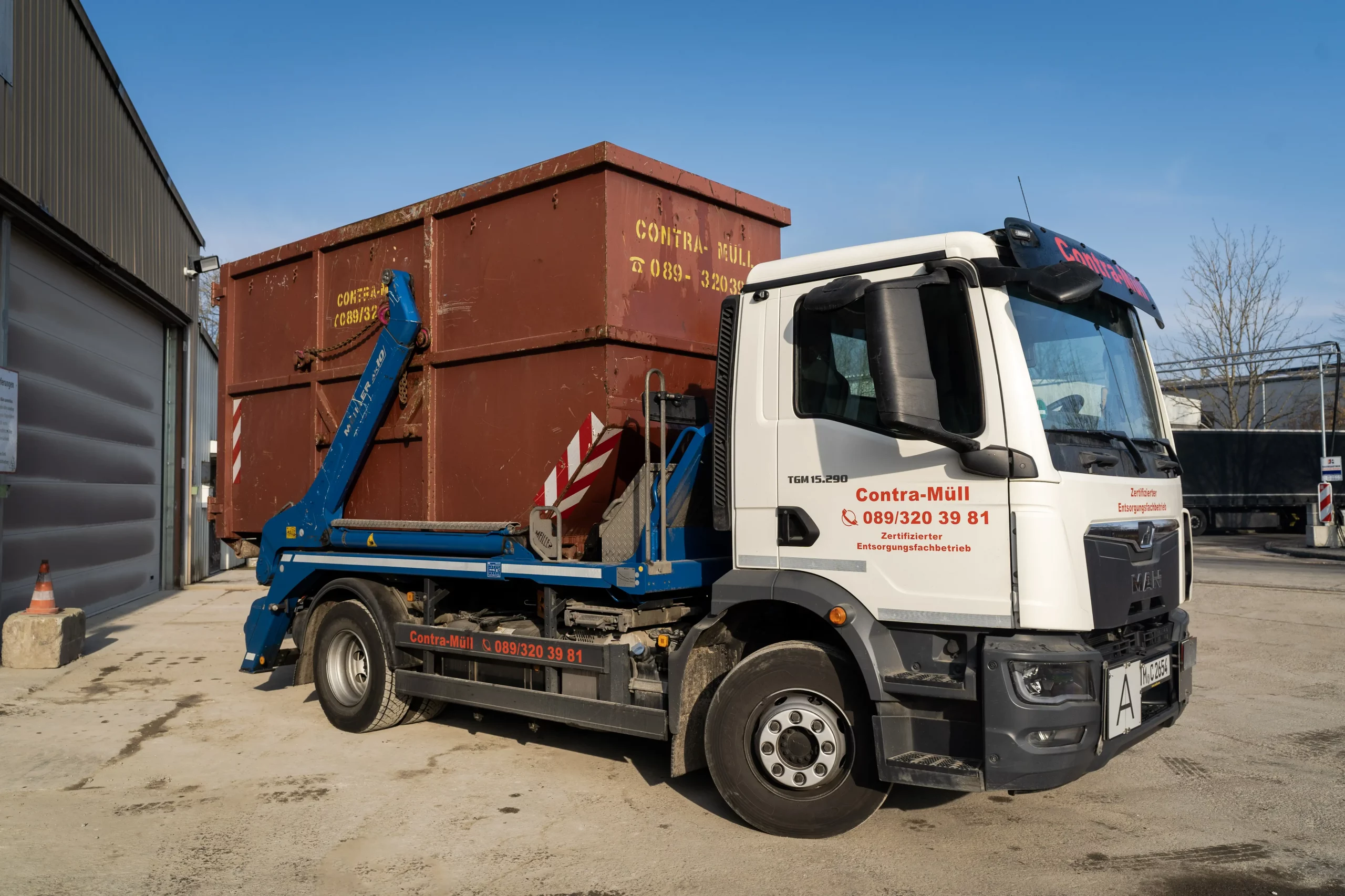 LKW von Contra Müll mit 17-m³-Absetzcontainer
