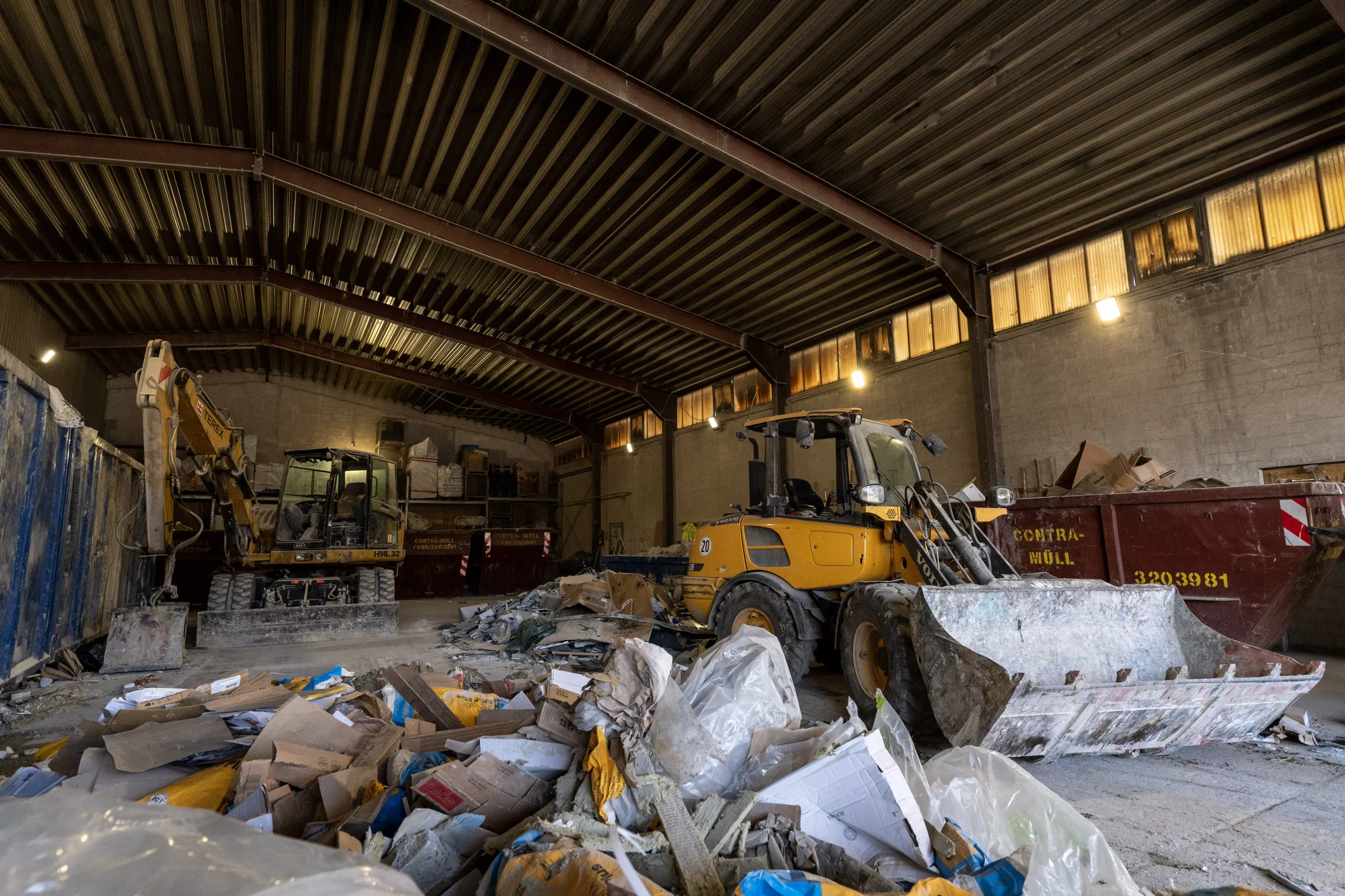 Sortierhalle von Contra Müll mit Radlader und Bagger