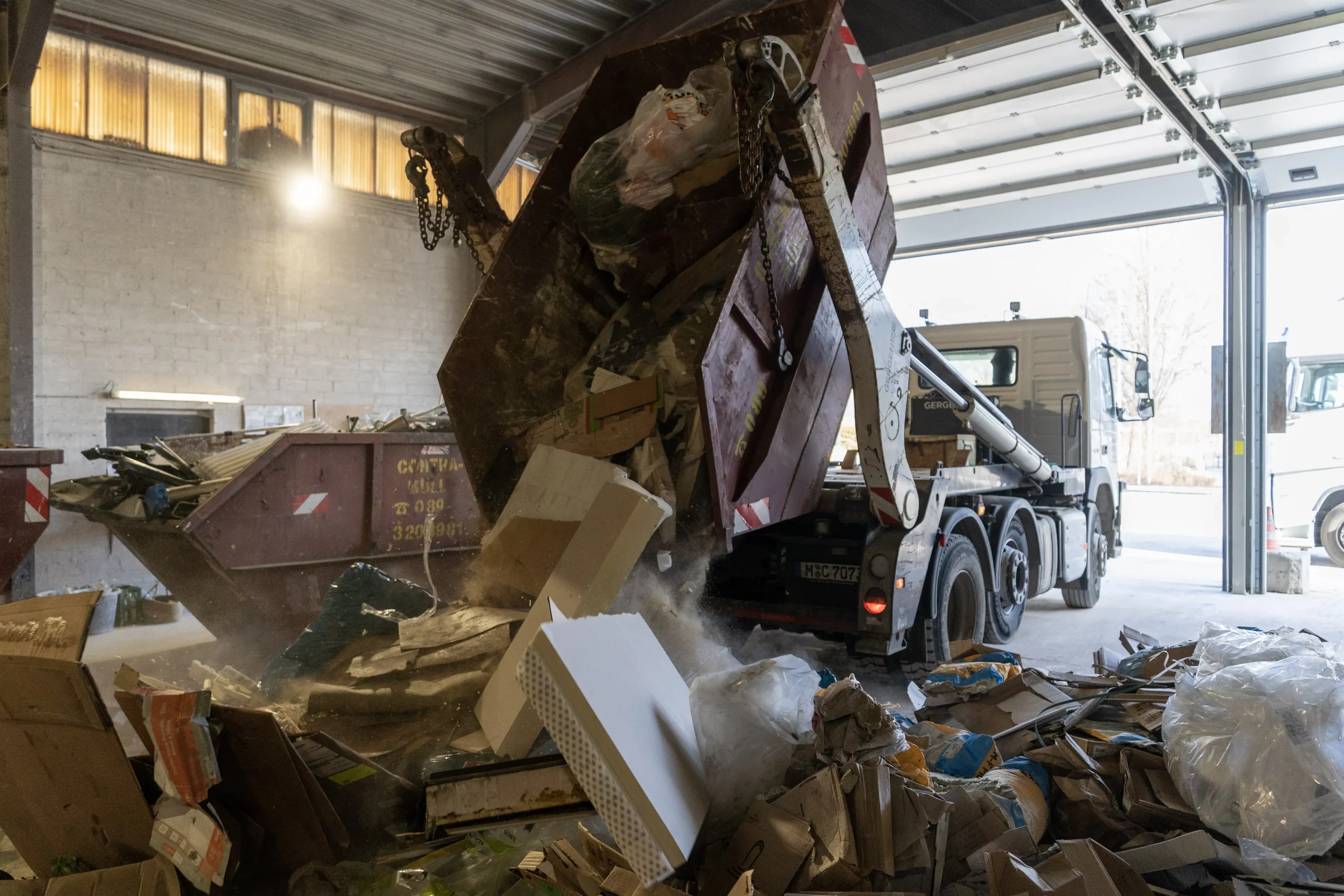 LKW von Contra Müll kippt Abfall in der Sortierhalle in Ismaning