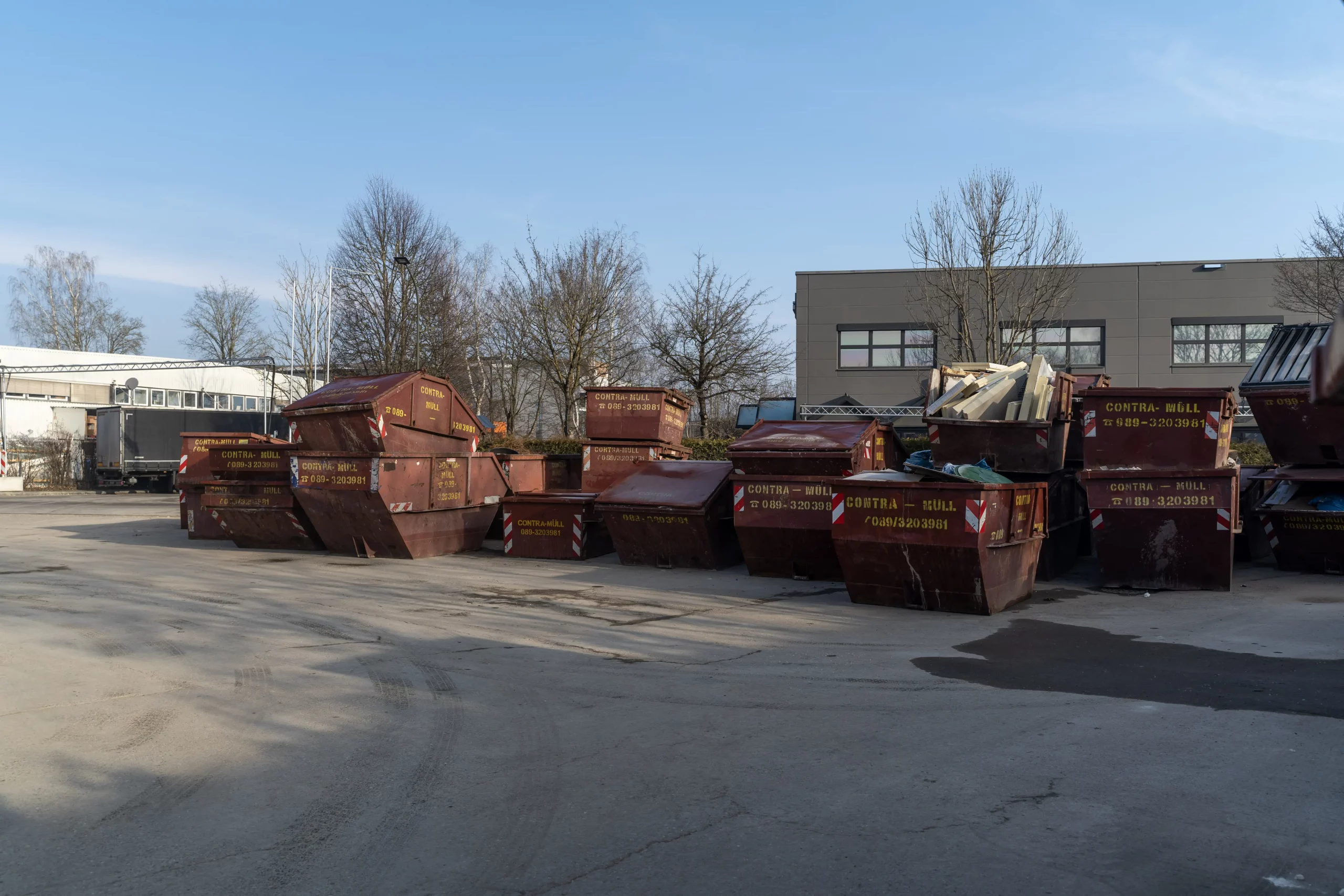 Containerplatz von Contra Müll mit gestapelten Containern
