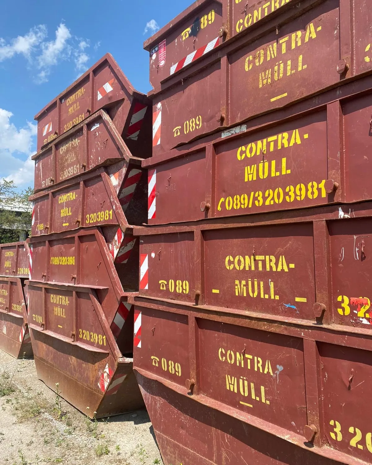 Absetzcontainer von Contra Müll auf dem Betriebshof in Ismaning