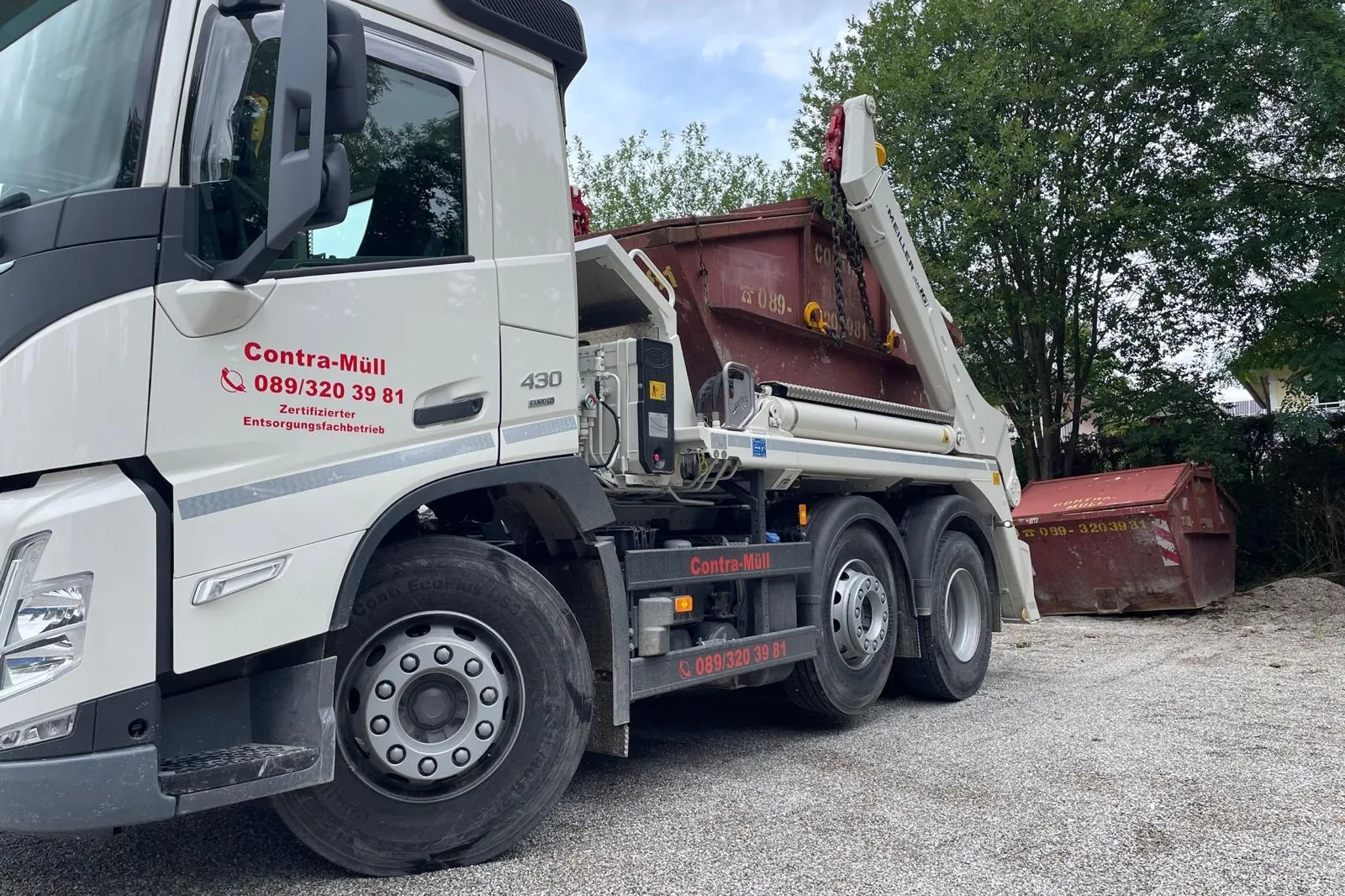LKW von Contra Müll mit Absetzcontainer